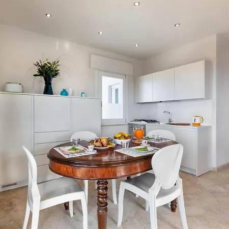 - Sea View * Виареджо